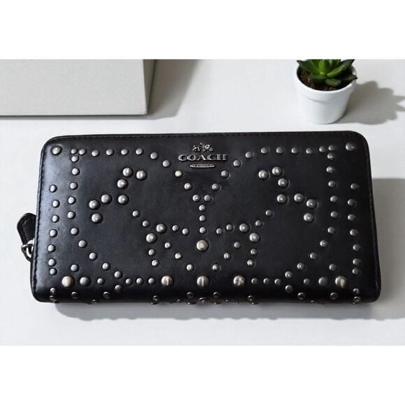 COACH STREET TAXI ZIP AROUND CREDIT CARD HOLDER WALLET BLACK STUDDED LEATHER - Picture 1 of 4
